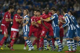 Negredo redime al Sevilla pero no al errático Muñiz Fernández Negredo redime al Sevilla pero no al errático Muñiz Fernández