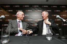Bobby Charlton: “A Ferguson no le gusta demasiado Mourinho” Bobby Charlton: “A Ferguson no le gusta demasiado Mourinho”