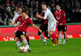 El Leverkusen se enreda ante el Hannover y da un paso atrás El Leverkusen se enreda ante el Hannover y da un paso atrás