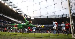 Van Persie decide el derbi de Manchester en el minuto 92 Van Persie decide el derbi de Manchester en el minuto 92