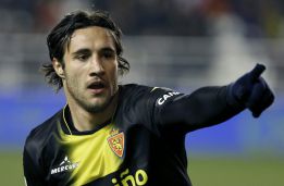 El Zaragoza se impone en Vallecas y se aleja del descenso El Zaragoza se impone en Vallecas y se aleja del descenso