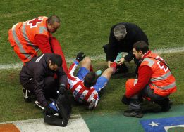 Adrián, baja casi segura en el Camp Nou por un esguince Adrián, baja casi segura en el Camp Nou por un esguince