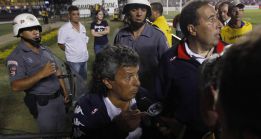 Tigre se retira en el descanso por agresiones de la policía Tigre se retira en el descanso por agresiones de la policía