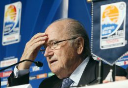 Blatter confirma que habrá ojo de halcón o chip en el Mundial Blatter confirma que habrá ojo de halcón o chip en el Mundial