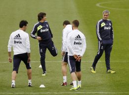 Mourinho se reunió con la plantilla blanca en el vestuario Mourinho se reunió con la plantilla blanca en el vestuario
