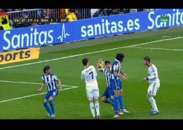 Sergio Ramos pidió penalti por una mano de Javi López con 2-1 Sergio Ramos pidió penalti por una mano de Javi López con 2-1