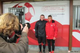 Rooney cumple su sanción entrenando con niños en Suiza Rooney cumple su sanción entrenando con niños en Suiza