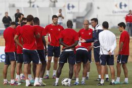 El vestuario sevillista se siente muy solo y se refugia en Míchel El vestuario sevillista se siente muy solo y se refugia en Míchel