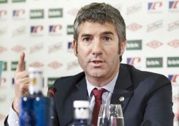 Urrutia niega que la plantilla le pidiese no renovar a Bielsa Urrutia niega que la plantilla le pidiese no renovar a Bielsa