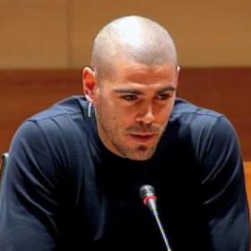 Barça expect long process in renewing Valdés's contract Barça expect long process in renewing Valdés's contract