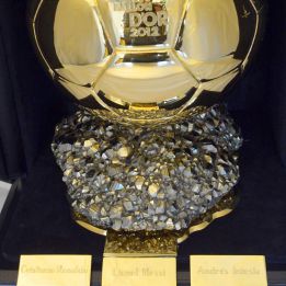 ¿Por qué Messi está en el centro del trofeo del Balón de Oro? ¿Por qué Messi está en el centro del trofeo del Balón de Oro?