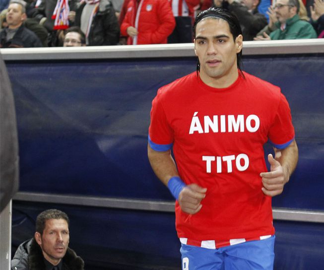 Los jugadores del Atlético lucen una camiseta de apoyo a Tito Los jugadores del Atlético lucen una camiseta de apoyo a Tito
