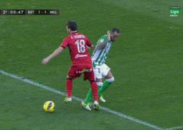 Undiano Mallenco convierte en penalti una falta fuera del área Undiano Mallenco convierte en penalti una falta fuera del área