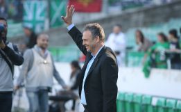 Caparrós mostró una manita al Villamarín por meterse con él Caparrós mostró una manita al Villamarín por meterse con él