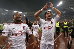 Adriano Galliani llega a Brasil para vender a Pato y Robinho Adriano Galliani llega a Brasil para vender a Pato y Robinho