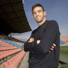 Ballesteros jugó 47 partidos en 2012 a los 37 años de edad Ballesteros jugó 47 partidos en 2012 a los 37 años de edad