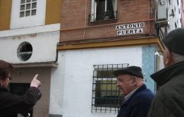 Sevilla le da una calle a Puerta Sevilla le da una calle a Puerta