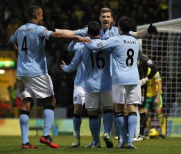 El City gana al Norwich y sigue la estela del Manchester United El City gana al Norwich y sigue la estela del Manchester United