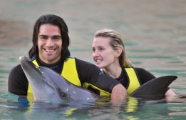 El Tigre Falcao y su esposa se bañaron con los delfines El Tigre Falcao y su esposa se bañaron con los delfines