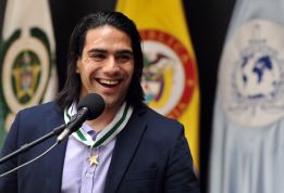 Falcao sufre una inocentada con
Adrián López como 'gancho' Falcao sufre una inocentada con
Adrián López como 'gancho'