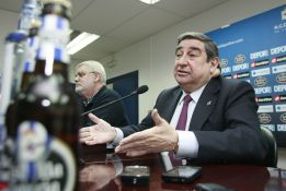 Lendoiro destituye a Oltra y ficha a Domingos Paciencia Lendoiro destituye a Oltra y ficha a Domingos Paciencia