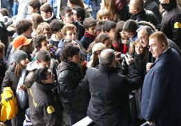 Florentino Pérez: toda una hora y media de fotos y autógrafos Florentino Pérez: toda una hora y media de fotos y autógrafos
