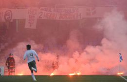 Colaron 70 bengalas, un martillo y tijeras en el estadio de Anoeta Colaron 70 bengalas, un martillo y tijeras en el estadio de Anoeta