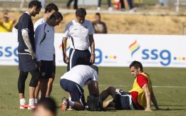 Negredo se retira del entreno por molestias leves en el tobillo Negredo se retira del entreno por molestias leves en el tobillo