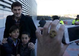 Casillas visita a los niños del hospital Rey Juan Carlos de Móst Casillas visita a los niños del hospital Rey Juan Carlos de Móst