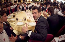 Negredo: "Estoy contentísimo aquí; lo que tenga que ser, será" Negredo: "Estoy contentísimo aquí; lo que tenga que ser, será"