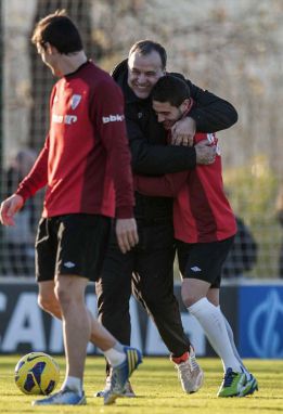 Bielsa confirma que De Marcos jugará de lateral izquierdo Bielsa confirma que De Marcos jugará de lateral izquierdo