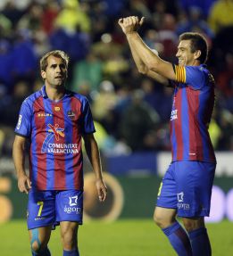Ballesteros renueva su contrato tras jugar 25 partidos oficiales Ballesteros renueva su contrato tras jugar 25 partidos oficiales