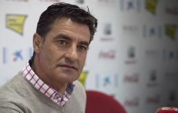 "Los jugadores están con el entrenador en su mayoría" "Los jugadores están con el entrenador en su mayoría"