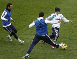 Modric podría salir y resurge el interés en el Kun, dice la prensa Modric podría salir y resurge el interés en el Kun, dice la prensa