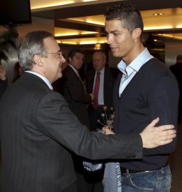 Florentino Pérez acompañó a Cristiano en el viaje a Zúrich Florentino Pérez acompañó a Cristiano en el viaje a Zúrich