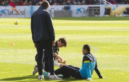 Adriano se entrena al margen en una sesión de recuperación Adriano se entrena al margen en una sesión de recuperación