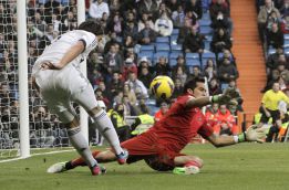 Claudio Bravo sufrió una rotura muscular leve en el Bernabéu Claudio Bravo sufrió una rotura muscular leve en el Bernabéu