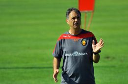Caparrós: "La Copa es bonita pero tenemos otras prioridades" Caparrós: "La Copa es bonita pero tenemos otras prioridades"