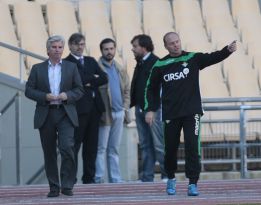 Pepe Mel se queja airadamente del césped de La Cartuja Pepe Mel se queja airadamente del césped de La Cartuja