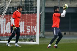 Los internautas pondrían a Iker pero creen que hoy jugará Adán Los internautas pondrían a Iker pero creen que hoy jugará Adán