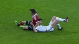 Una lesión en el cuello obliga a Xabi Alonso a ser sustituido Una lesión en el cuello obliga a Xabi Alonso a ser sustituido