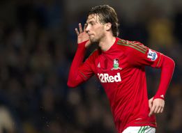 Michu conquista Stamford Bridge y encarrila la eliminatoria Michu conquista Stamford Bridge y encarrila la eliminatoria