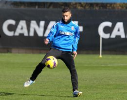 Simao pone fin a los rumores: "Me siento muy feliz aquí" Simao pone fin a los rumores: "Me siento muy feliz aquí"