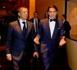Según 'Vozpópuli', Florentino comió con Falcao y Mendes Según 'Vozpópuli', Florentino comió con Falcao y Mendes