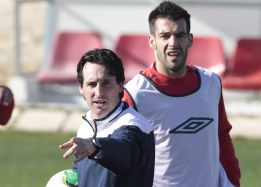 Manolo Jiménez mide a Unai Emery en su debut sevillista Manolo Jiménez mide a Unai Emery en su debut sevillista