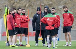 Marcelo Bielsa relaja el trabajo para salir de la crisis actual Marcelo Bielsa relaja el trabajo para salir de la crisis actual