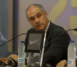 Zubizarreta: 'Valdés aún tiene un compromiso con esta camiseta' Zubizarreta: 'Valdés aún tiene un compromiso con esta camiseta'