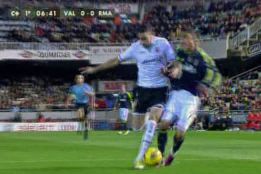 Madrid y Valencia pidieron penaltis a Teixeira Vitienes Madrid y Valencia pidieron penaltis a Teixeira Vitienes