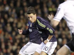 El violín de Mesut Özil sonó en mitad de una gran tormenta El violín de Mesut Özil sonó en mitad de una gran tormenta