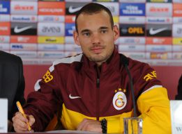 Sneijder: "Mou me convenció para venir al Galatasaray" Sneijder: "Mou me convenció para venir al Galatasaray"
